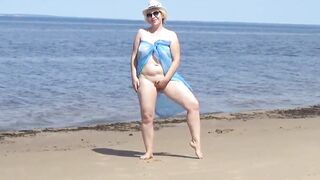 Hot MILF in a white bikini seduces with naked ass